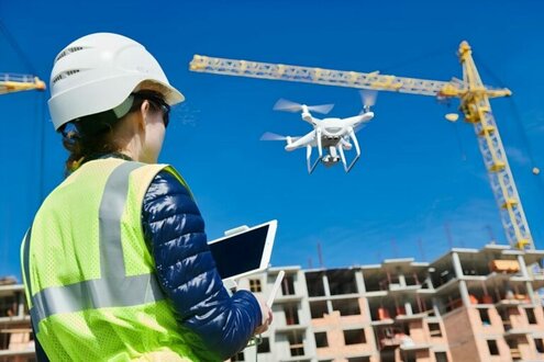 Riprese aeree con drone di un cantiere edile in attività