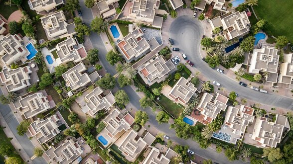 Riprese aeree con drone di una villa utilizzata per annuncio immobiliare