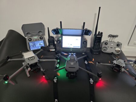 Pilota di drone con attrezzatura tecnica e certificazioni a vista