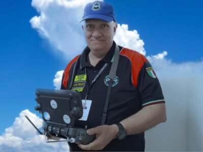 Plebani Massimo con il drone pronto al decollo sullo sfondo di Bergamo