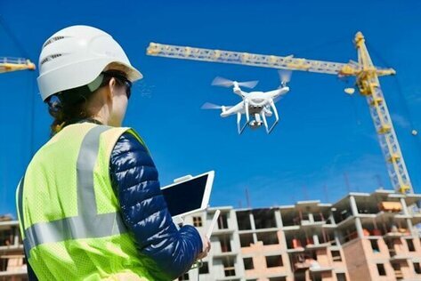 Drone che ispeziona una struttura industriale dall’alto