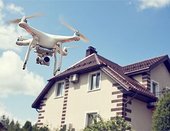 Ispezione con drone della facciata di un condominio
