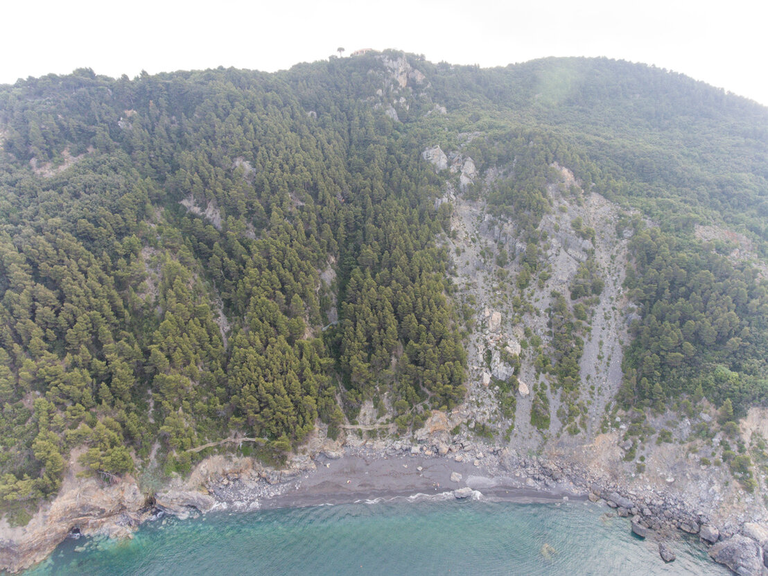 Vista aerea di un’area franata ripresa con drone