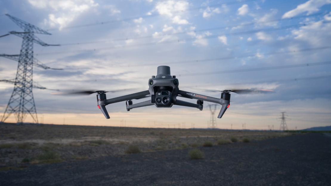 Drone che sorvola una zona boscata durante una ricerca
