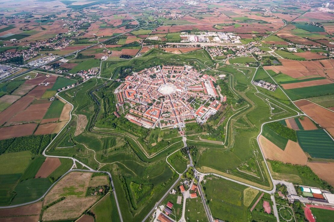 Riprese aeree del centro di un comune e del territorio circostante