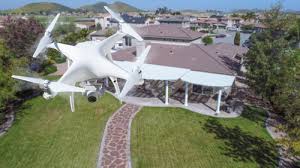 Drone che controlla la copertura di un edificio industriale