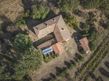 Drone che inquadra dall’alto una villa moderna con giardino