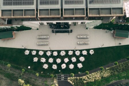 Drone che riprende un evento aziendale all’aperto con palco e pubblico