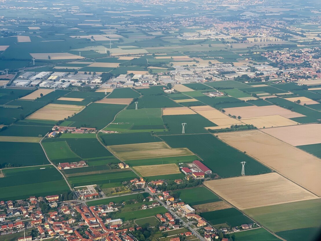 Area urbana e verde pubblico ripresi dall’alto con un drone