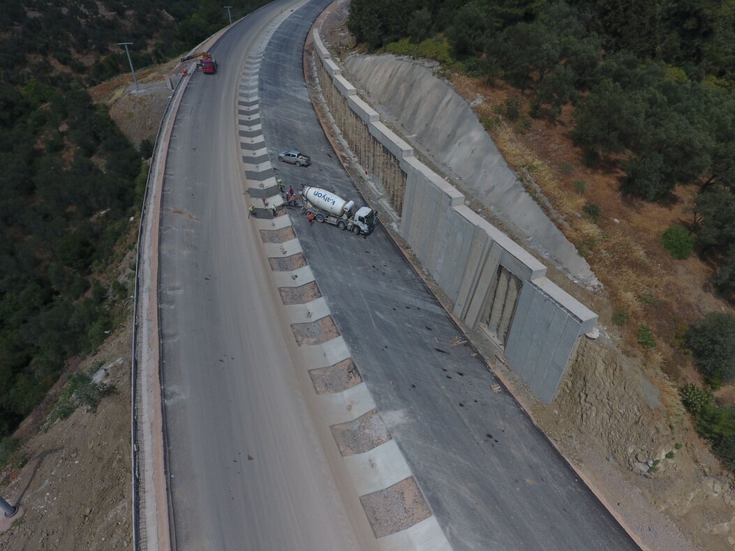 Vista aerea di una strada e di un ponte ripresi con drone