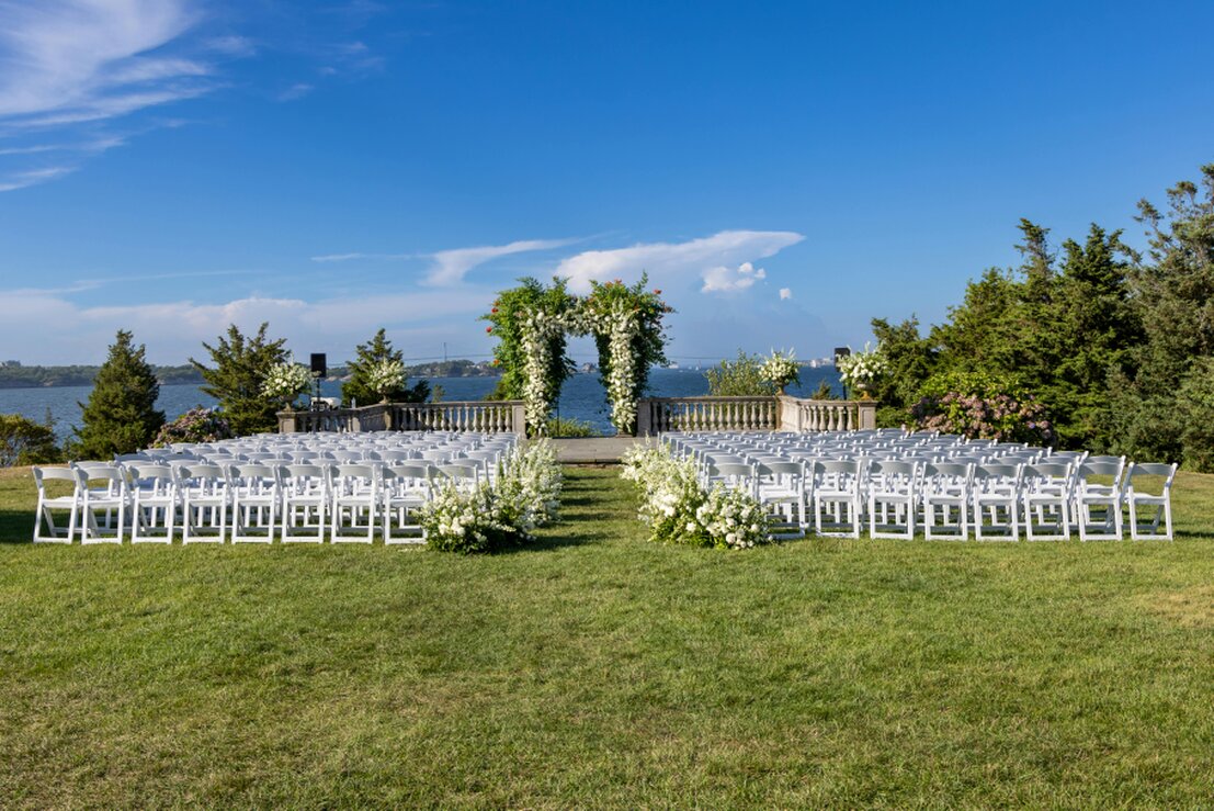 Ripresa aerea di un matrimonio in una location storica con giardino