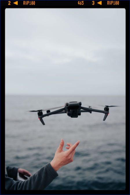 Documenti e segnaletica di sicurezza affiancati a un drone professionale