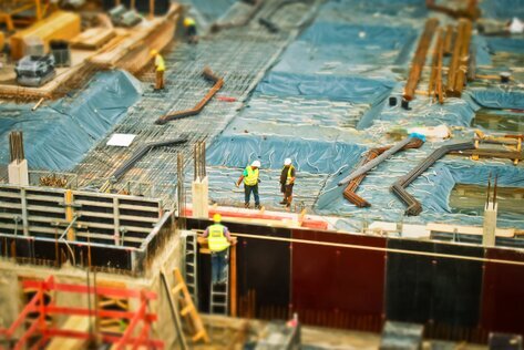 Drone che effettua un’ispezione aerea su un cantiere