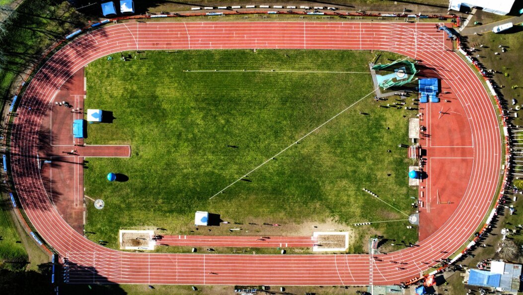 Percorso di gara sportiva ripreso con drone durante un evento