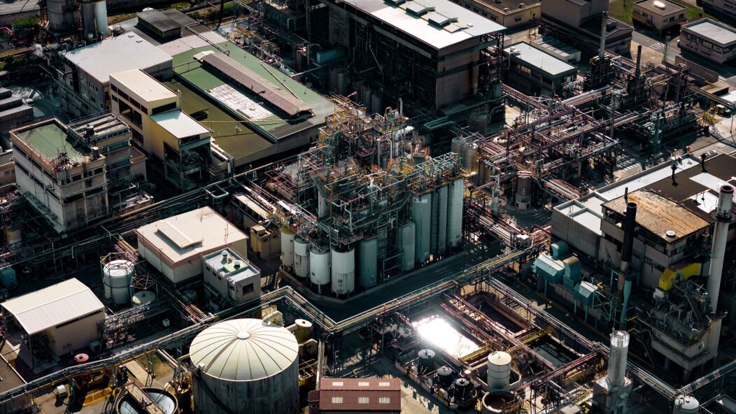 Drone che controlla una struttura industriale vista dall’alto
