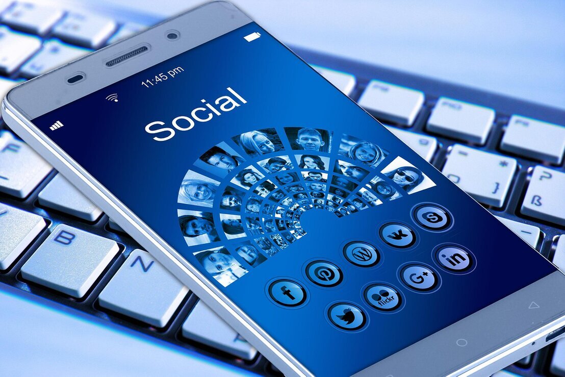 Schermo di smartphone con video immobiliare sui social