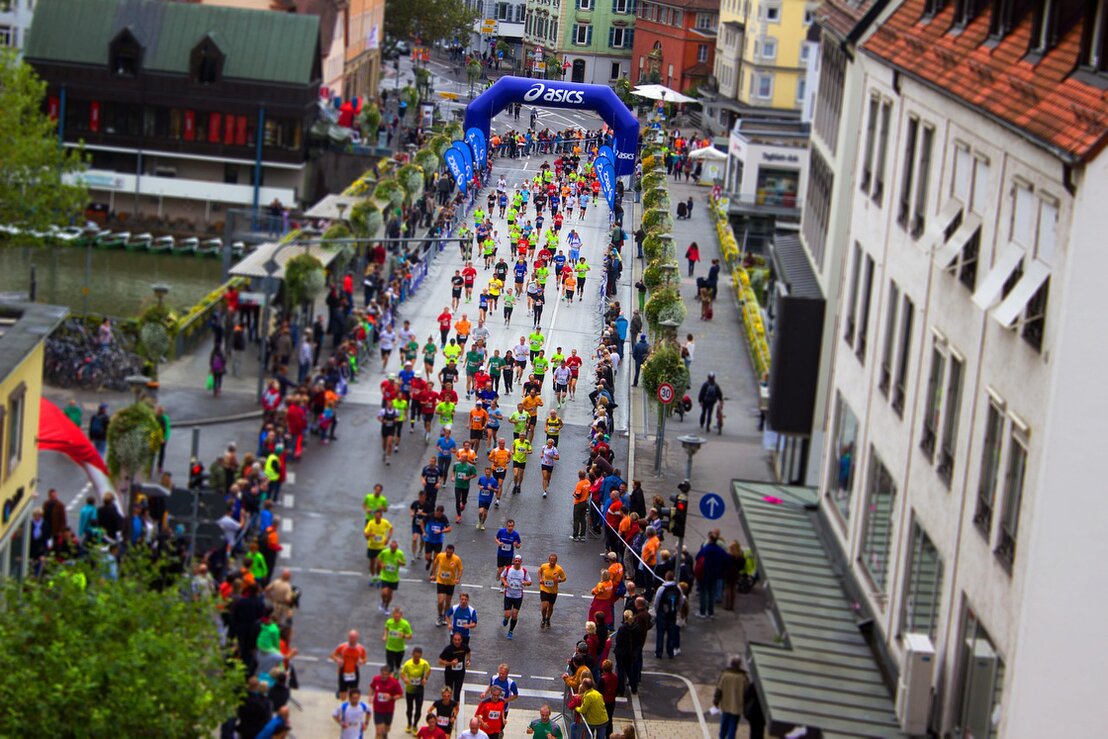 Evento sportivo all’aperto con percorso ripreso dall’alto