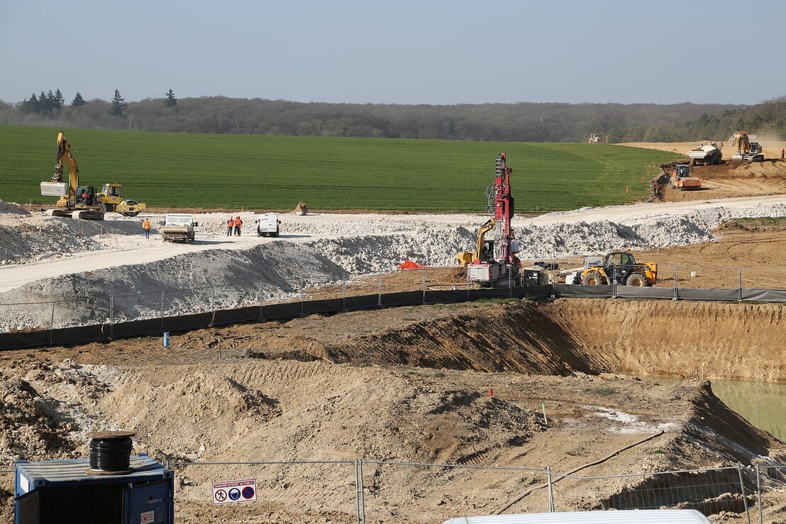 Sequenza di immagini aeree che mostrano l’avanzamento di un cantiere pubblico