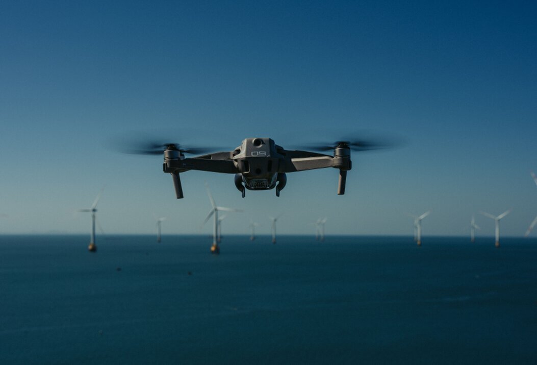 Tecnico che analizza immagini di ispezione con drone su monitor