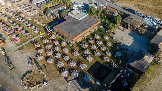 Drone che riprende un evento all’aperto con molte persone
