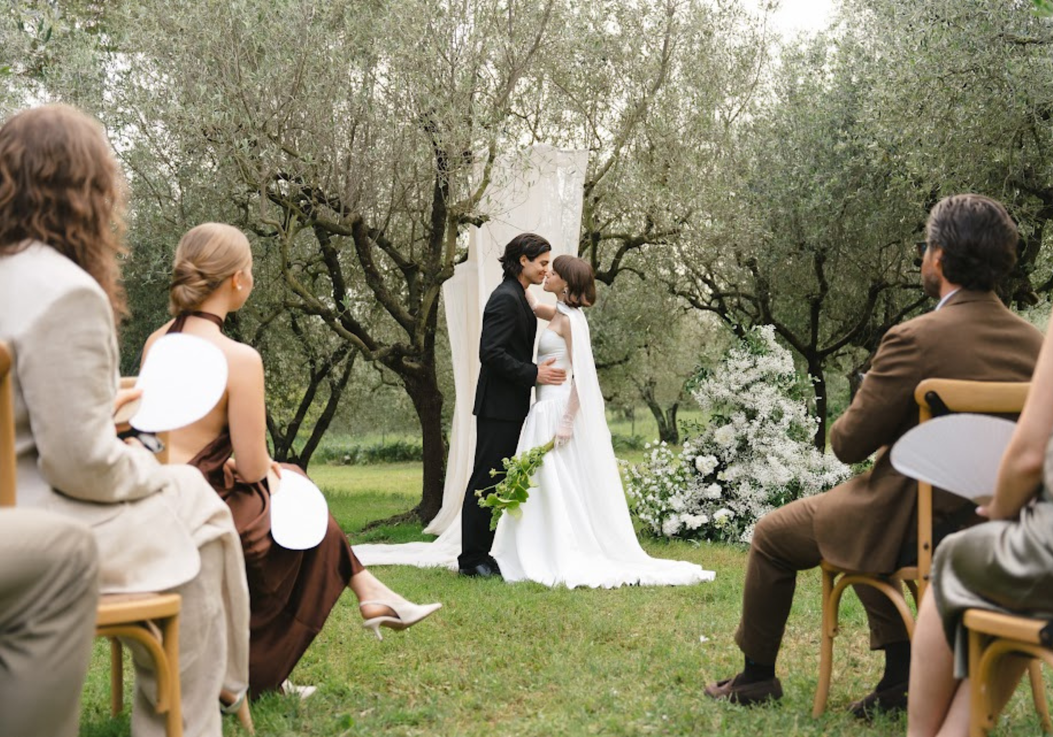 Cerimonia di matrimonio all’aperto vista dall’alto con il drone