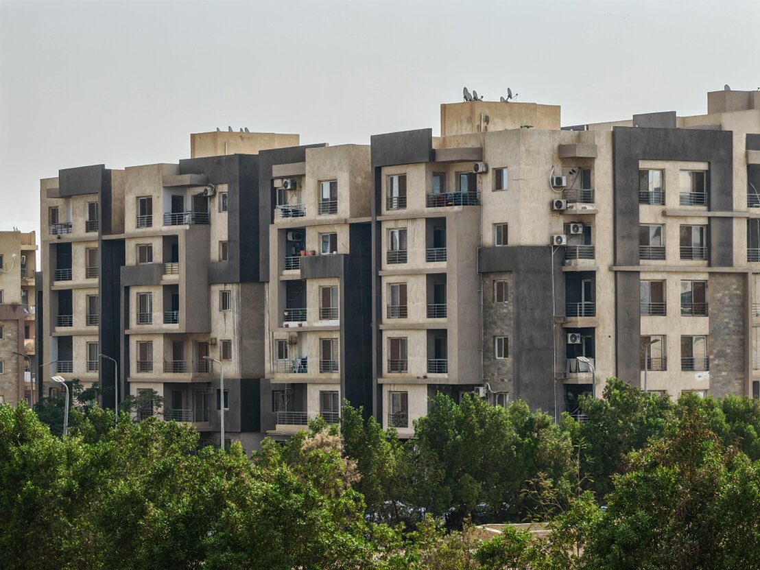Vista dall’alto di un complesso residenziale in ristrutturazione