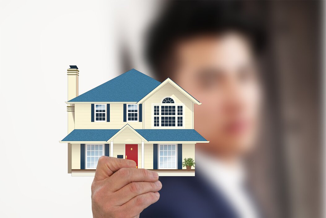 Team di agenzia immobiliare che valuta immagini aeree al computer