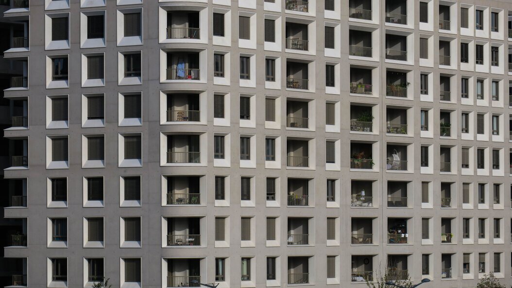 Ispezione con drone di una facciata di edificio alto