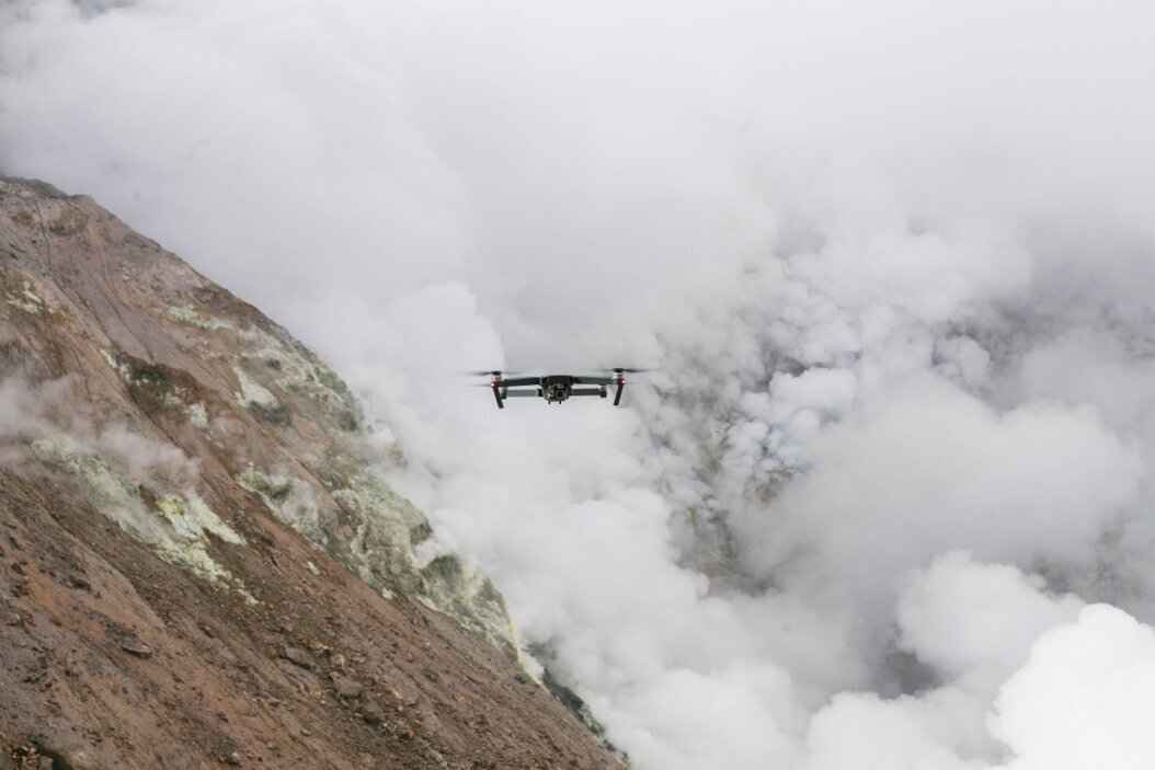 Drone che sorvola una scarpata per rilievi di sicurezza