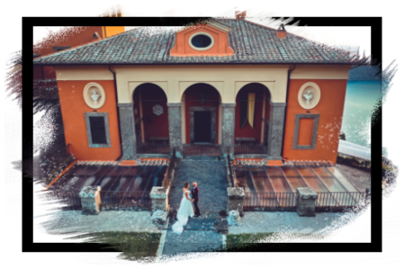 Vista dall’alto di una coppia di sposi che cammina in un giardino ripresa da un drone