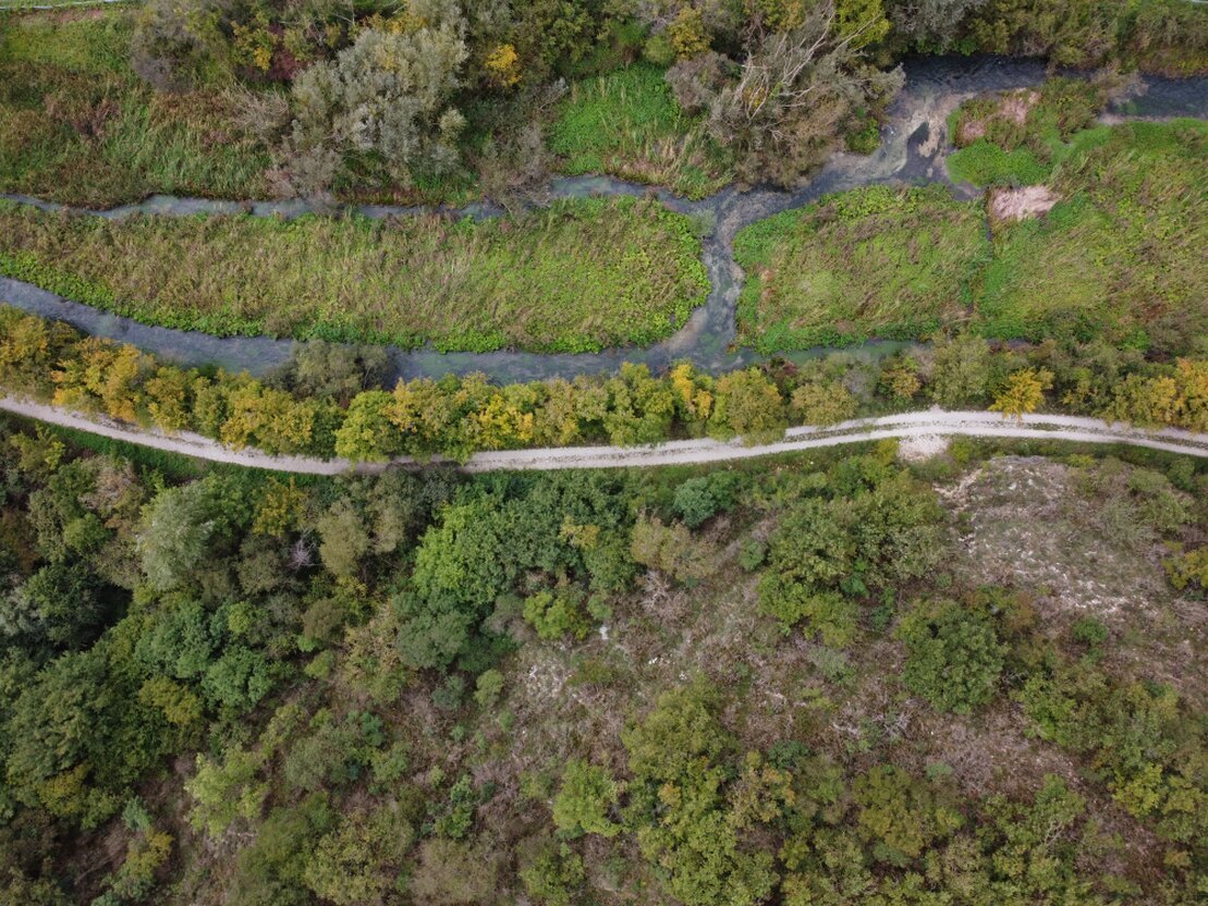 Drone che sorvola una zona montana impervia