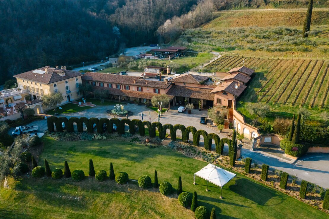Drone che riprende il perimetro di una casa con giardino