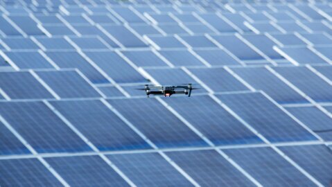 Drone che effettua un’ispezione tecnica su un tetto industriale