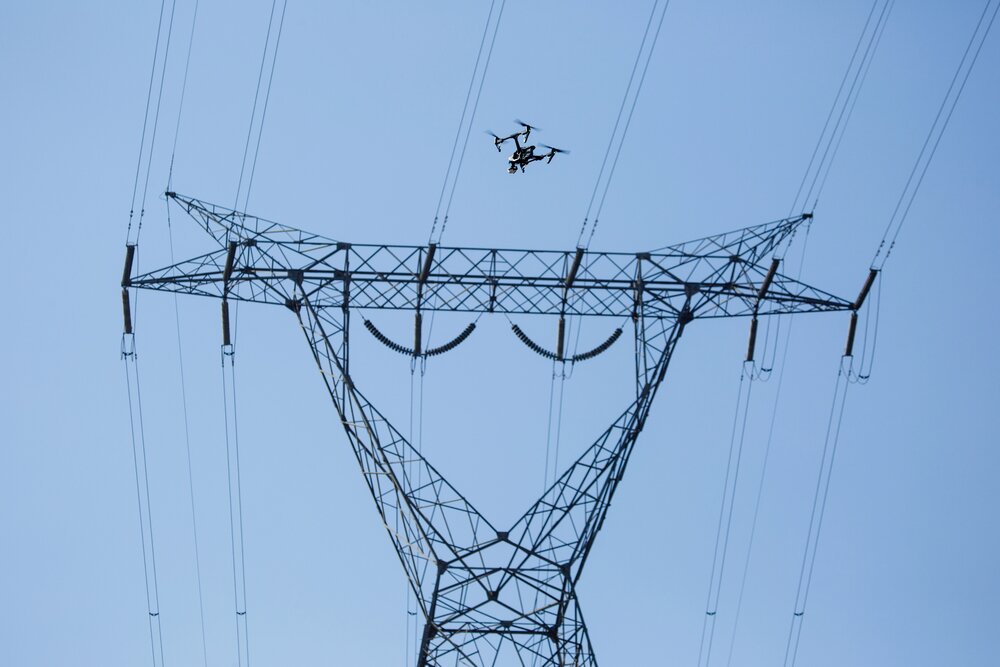 Ispezione di linee e impianti con drone in prossimità della struttura