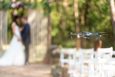 Drone che riprende un matrimonio all’aperto al tramonto